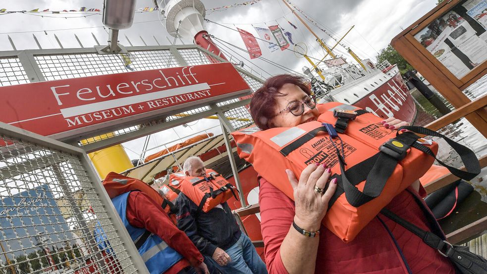 So viele wie an Bord gegangen sind, müssen auch wieder von Bord: So lässt sich die Hauptregel der Evakuierungsübung des Feuerschiffs am Montag zusammenfassen. Foto: Ortgies