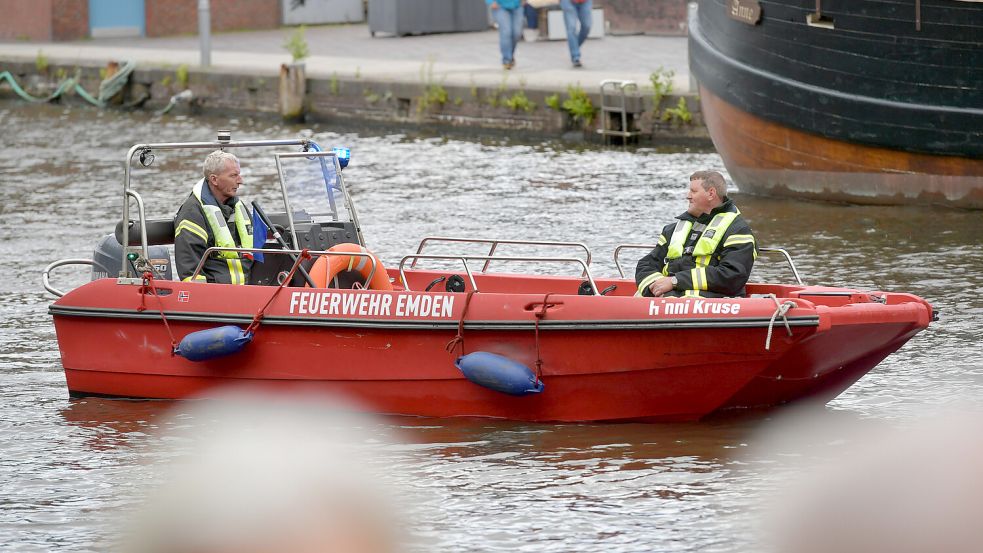 Sicherheit muss sein: Die Feuerwehr Emden stand für den Fall der Fälle, dass jemand tatsächlich über Bord geht, bereit. Foto: Ortgies