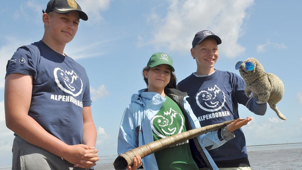 Die Idee des Projekts „Alpenrobben“ ist die: Man schützt nur, was man kennt und liebt. Also darf und muss Umweltbildung Spaß machen. Lucas (von links), Elena und Yannic verrieten, was der Steinbock dem Seehund voraus hat. Foto: Ullrich