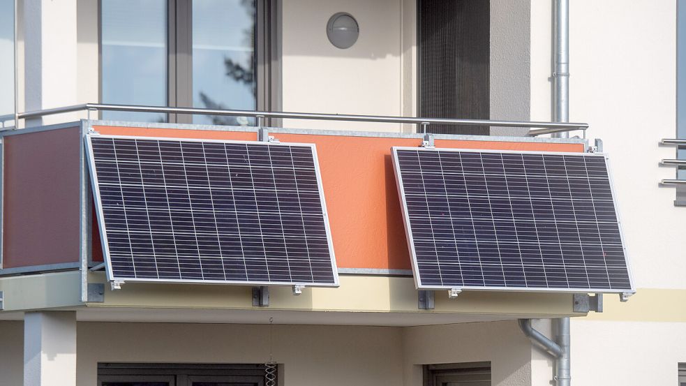 Mit einem kleinen Solarkraftwerk kann man eigenen Strom erzeugen. Foto: Stefan Sauer/dpa