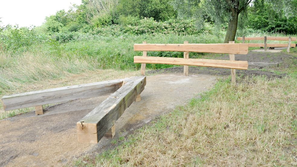 Am Standort der abgerissenen Brücke steht nun eine Sitzgelegenheit. Foto: Wolters