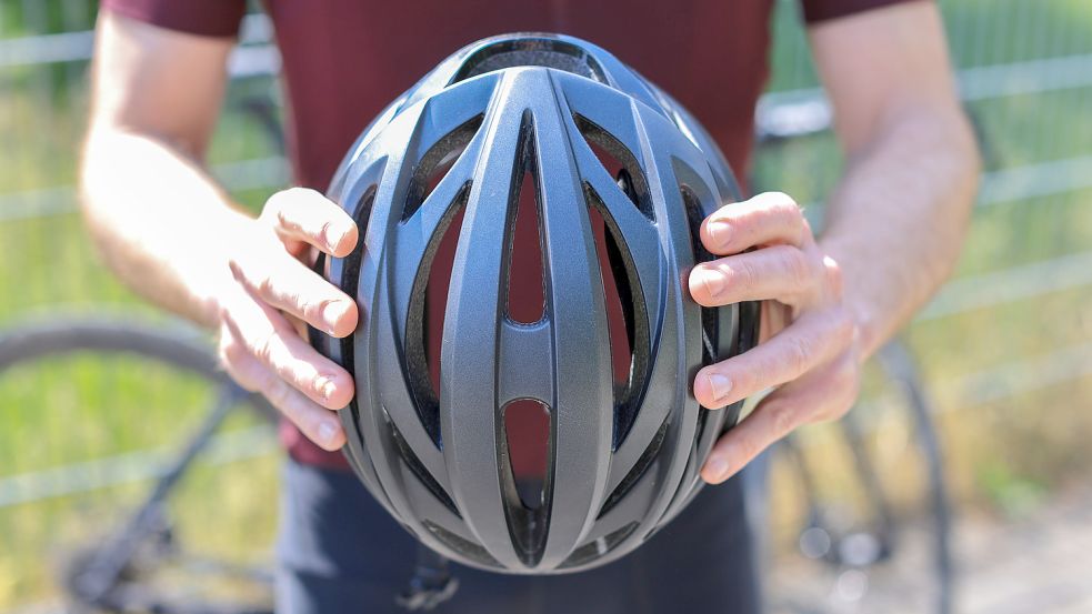 Im Straßenverkehr kann es schnell zu Unfällen kommen. Dass ein Helm Radfahrer dabei schützt, glauben nicht alle. Foto: Jan Woitas/dpa