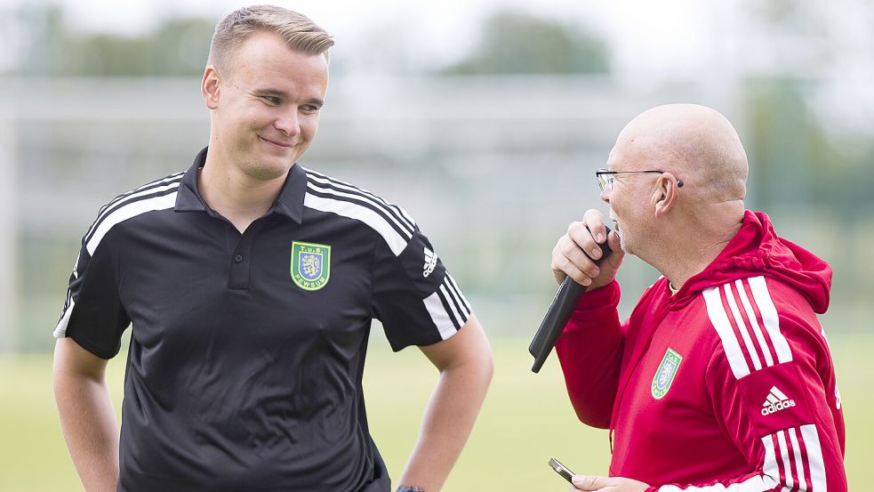 Der Sportliche Leiter Thorsten Ulferts (rechts) führte durch die Teampräsentation und plauderte mit Trainer Jonas Petersen. Foto: Doden/Emden