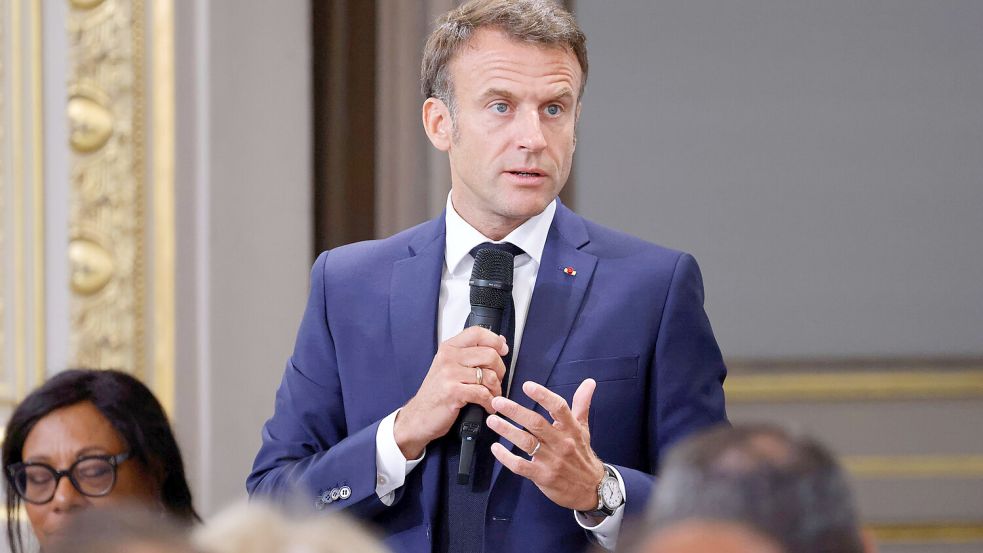Frankreichs Präsident Emmanuel Macron spricht während eines Treffens im Elysee-Palast zu den Bürgermeistern aus Städten und Gemeinden, in denen die Ausschreitungen besonders heftig waren. Foto: dpa/AP/Ludovic Marin