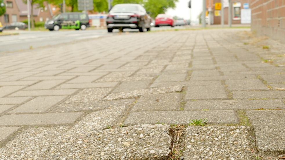 Der gepflasterte Rad- und Gehweg am Rajen in Rhauderfehn wird ab kommender Woche zwischen der 3. (Foto) und 4. Südwieke saniert. Foto: Wieking