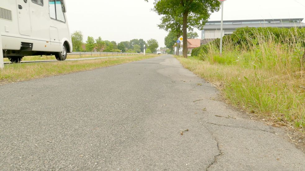 Zur Baumaßnahme des Landkreises Leer am Rajen/Rajenstraße gehört auch, dass der asphaltierte Rad- und Gehweg und die Entwässrungsrinnen vom Ortsausgang Westrhauderfehn bis zur Russenstraße in Westoverledingen saniert werden. Foto: Wieking