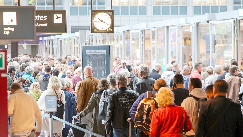 Wer schon in der Schlange vor der Sicherheitskontrolle am Flughafen (im Bild Hamburg) auf die Abfertigung wartet, sollte einen gültigen Pass besitzen. Foto: Bodo Marks/dpa