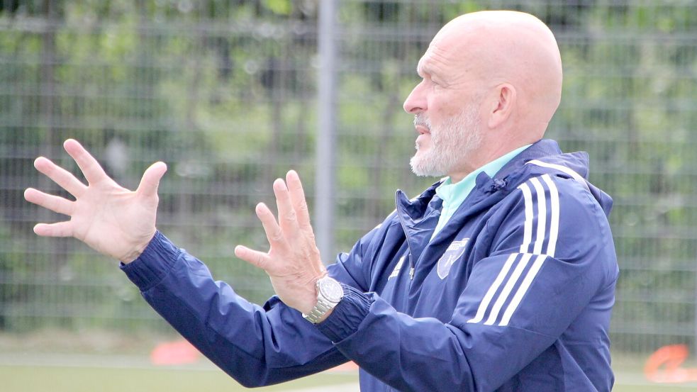 Kickers-Trainer Stefan Emmerling ist noch auf der Suche nach einem Torhüter. Foto: Ferber