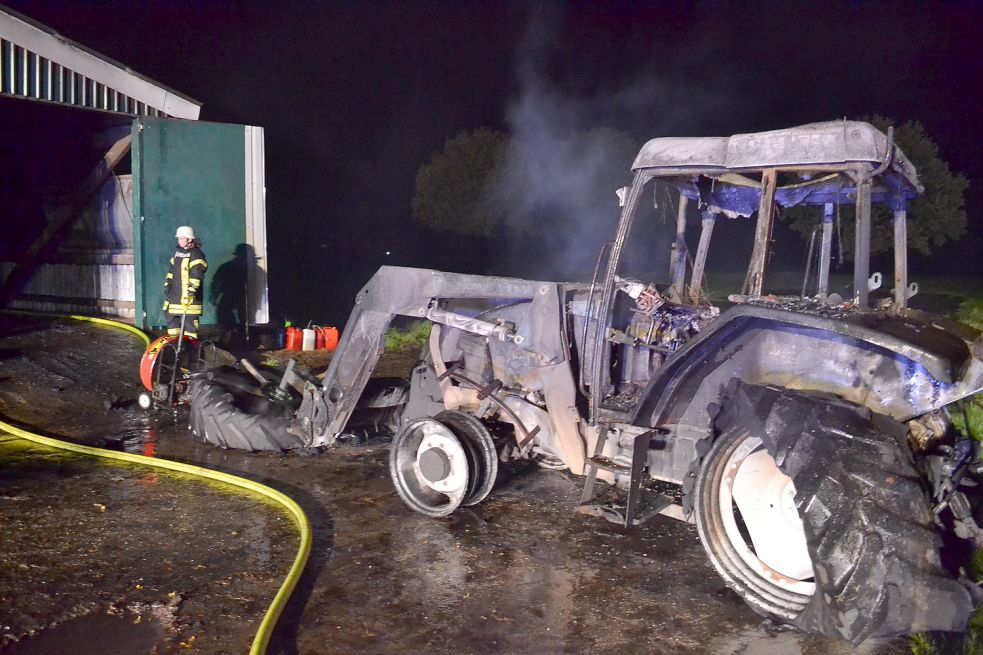 Dieser Trecker wurde durch die Flammen beschädigt. Bild: Schrimper