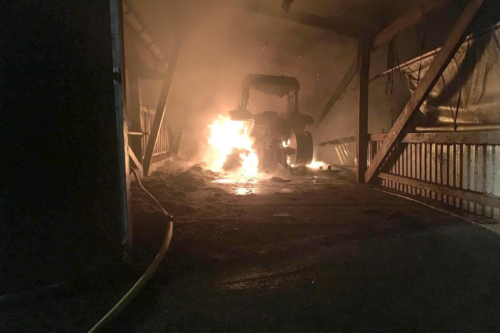 Ein Traktor stand in Flammen. Bild: Feuerwehr
