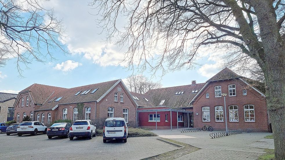 Ein schönes Gebäude, aber die Grundschule Warsingsfehn-Ost wird in den nächsten Jahren dort ausziehen. Foto: Stromann /Archiv