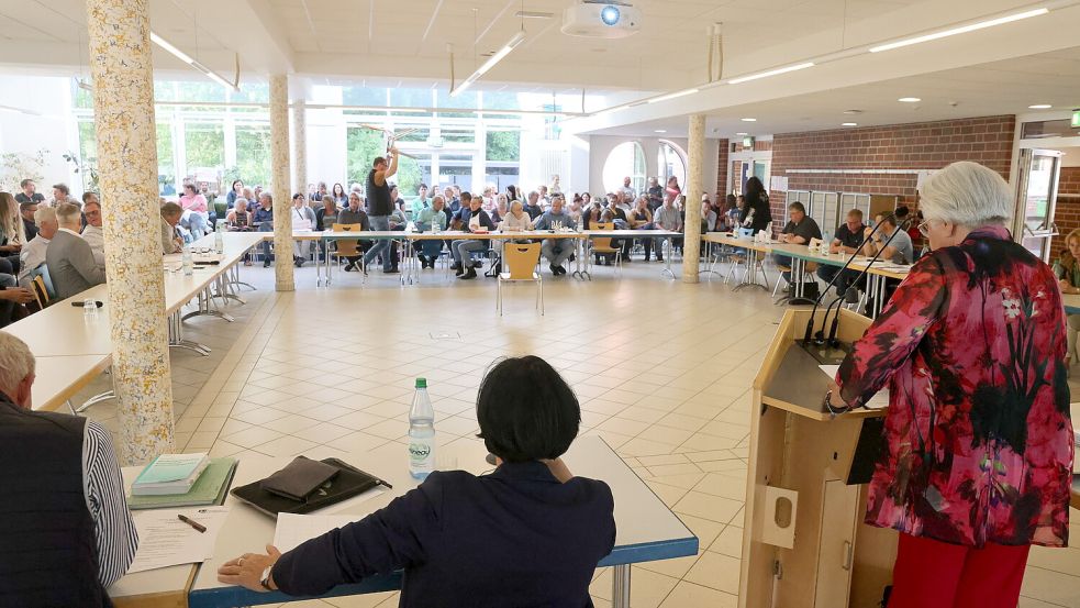 Als der Bidlungsausschuss zum Thema Bedarfsanalyse tagte, war der Zuschauerraum in der Mensa voll besetzt. Jetzt wird die Zukunft der Grundschulen und Kitas im Rat beraten. Foto: Hock/Archiv
