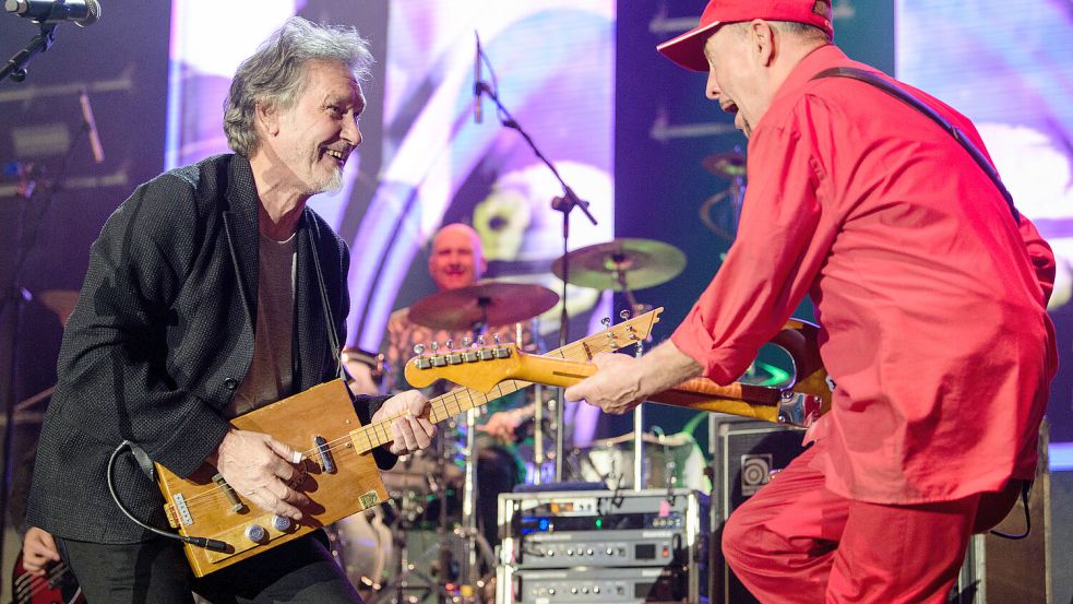 Vor sechs Jahren trat Geier-Sturzflug-Sänger Friedel Geratsch (links) beim Konzert zum 40-jährigen Bestehen der Spider Murphy Gang in der Olympiahalle in München auf. Foto: Balk/DPA