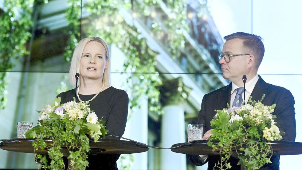 Finnlands konservativer Regierungschef Petteri Orpo (r.) und die Finanzministerin Rikka Purra (l.) der rechtspopulistischen „Basisfinnen“. Wie lange hält der Koalitionsfrieden? Foto: Jussi Nukari/Lehtikuva/dpa