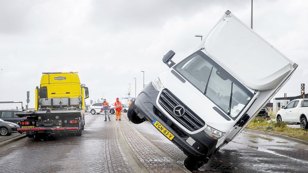 Sturmtief «Poly» hat mit starken Windböen für Chaos In der Nordhälfte der Niederlande gesorgt. Bei Zandvoort wurde ein Lkw vom Sturm umgeweht. Foto: dpa/ANP/Remko De Waal