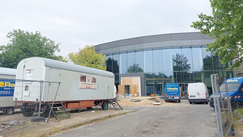 Während das Gebäude außen schon fast fertig aussieht, gibt es drinnen noch einiges zu tun. Foto: Hanssen