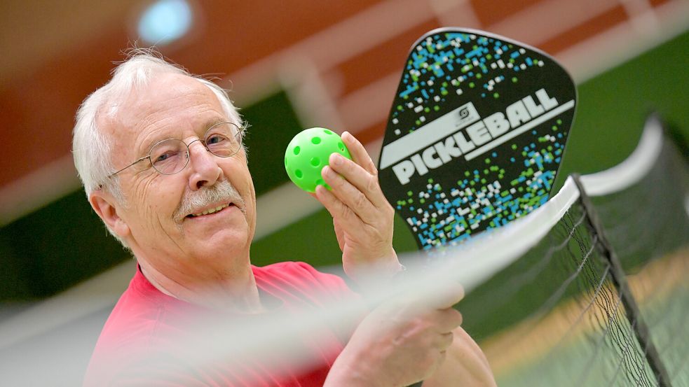 Wolfgang Henkelmann, eigentlich Abteilungsleiter Badminton beim TuS Hinte, hatte die Idee zum Pickleball und ist begeistert. Foto: Ortgies