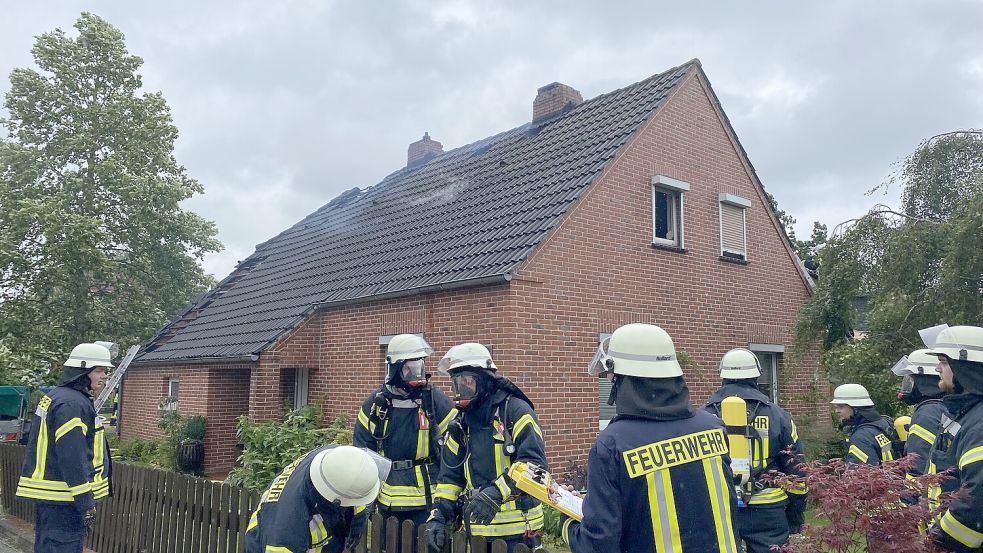 Die Feuerwehr sieht derzeit keine Chance, das einsturzgefährderte Haus in Moordorf zu betreten. Foto: Löschen
