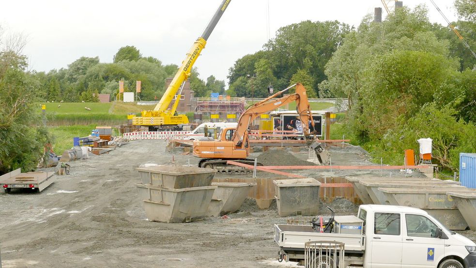 In Hilkenborg in der Gemeinde Westoverledingen wird derzeit die Friesenbrücke, eine Eisenbahnbrücke über die Ems, neu gebaut. Im Hintergrund sieht man die Weeneraner Seite mit dem denkmalgeschützten alten Brückenwärter-Häuschen. Foto: Wieking