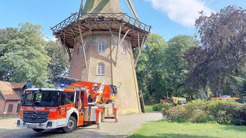 Mit der Drehleiter wurde ein älterer Mann von der Galerie der Mühle geborgen. Zuvor hatten die Höhenretter ihn aus der Spitze der Mühle befreit. Foto: Hanssen