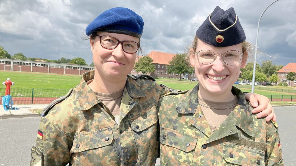 Oberfeldärztin Sandra (links) und Flottillenärztin Dr. Gesa-Karoline berichten von ihren Erfahrungen. Foto: Kierstein