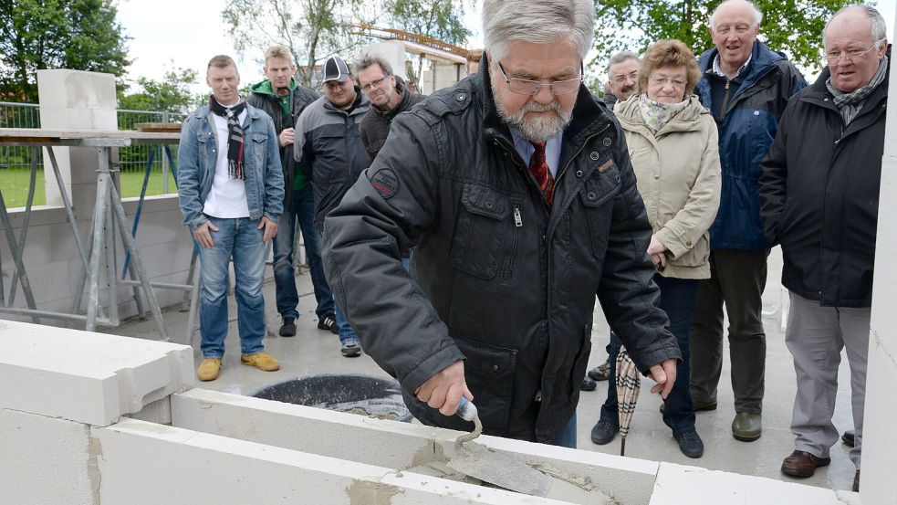 Handwerkliches Geschick bewies Anton Lücht als Bürgermeister von Moormerland bei Grundsteinlegungen (hier für das Sportheim in Tergast). Er hat aber Gas- und Wasserinstallateur gelernt und es in dem Beruf bis zum Meister gebracht. Foto: Lüppen/Archiv