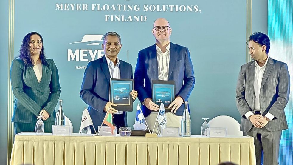 Freuen sich über die neue Partnerschaft (in der Mitte von links): Ayesha Nurain Janah, Managing Director von Hotels & Resorts Investment Maldives sowie Mikko Lahtinen, Partner and Director MEA bei Meyer Floating Solutions. Foto: Meyer-Werft