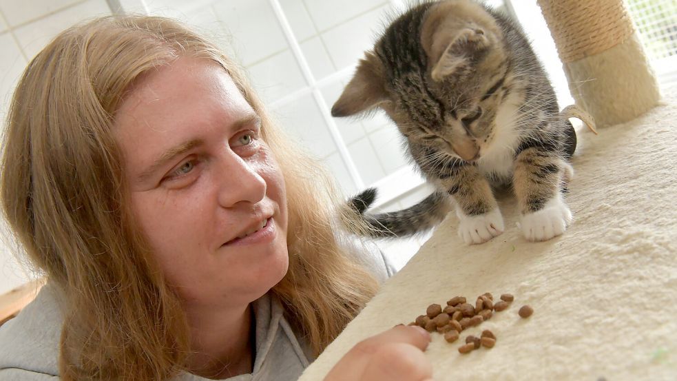 Silke Heilig lernt bei der Arbeit die unterschiedlichen Charaktere der Tiere kennen. Das kann später bei der Vermittlung hilfreich sein. Fotos: Ortgies