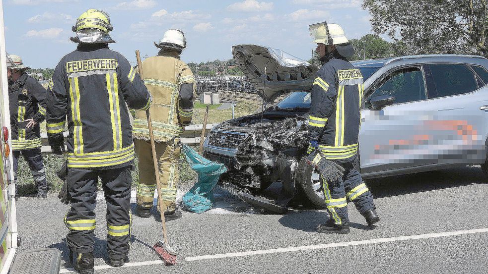 Die Feuerwehr kümmerte sich nach dem Unfall um die Beseitigung der ausgelaufenen Betriebsstoffe auf der Fahrbahn. Foto: F. Doden