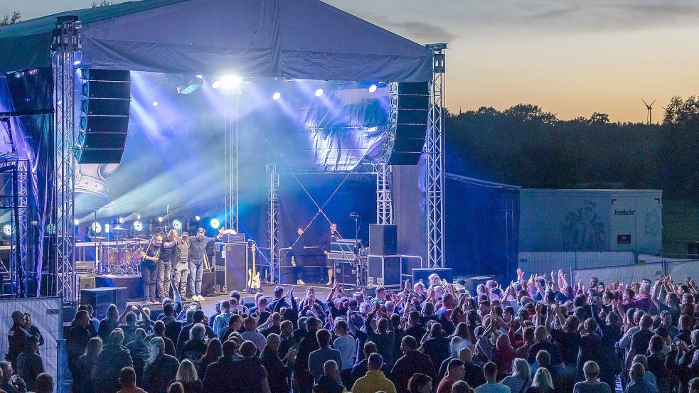 Schon im Juni 2022 standen Torfrock in Hinte beim LMC auf der Bühne. Damals konnte die Veranstaltung unter freiem Himmel stattfinden, der Andrang auf dem Gelände war enorm. Für die nun geplante Veranstaltung läuft der Vorverkauf schleppend, die Veranstalter ziehen die Reißleine. Foto: Seltz/Archiv