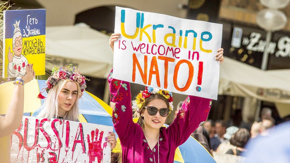 Auf einer Demonstration am Samstag in München wird der Nato-Beitritt der Ukraine gefordert. Foto: IMAGO/Sachelle Babbar