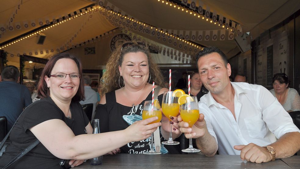 Mit einem Malibu-Maracuja-Cocktail in der Hand und einem guten Blick auf vorbeischlenderndes Partyvolk ließ es sich für Sarah Blecher (von links), Sabrina Lang und Stefan Knutas gut aushalten. Foto: Ullrich