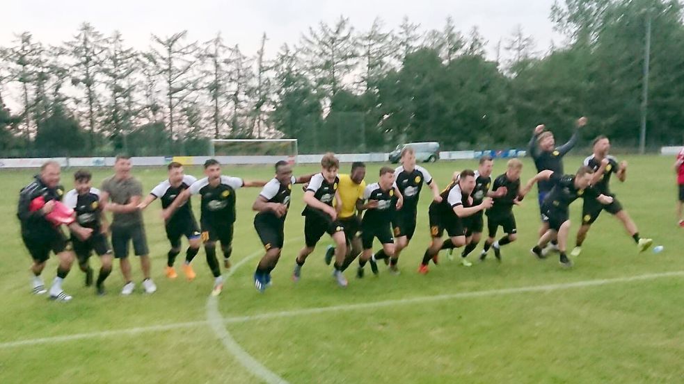 Groß war der Jubel bei Middels nach dem entscheidenden Elfmeter. Foto: Steenhoff
