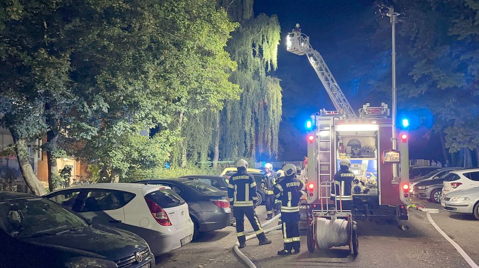 Beim Einsatz in der Von-Bodelschwingh-Straße war die Auricher Feuerwehr auch mit der Drehleiter angerückt. Foto: Sönke Geiken/Feuerwehr