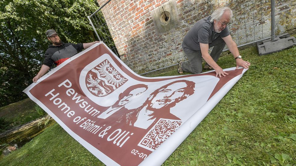 OZ-Redakteur und Ideengeber Claus Hock (links) und Detlef Meyer-Rongelraths vom Heimatverein haben das Schild am Dienstag angebracht. Foto: Ortgies