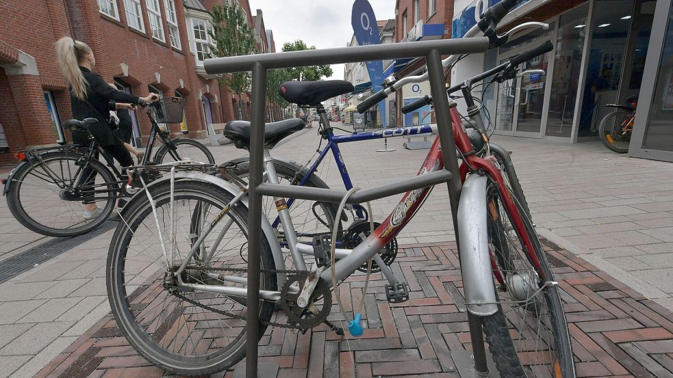 So muss ein Fahrradbügel aussehen: Der ADFC Aurich ist mit den Abstellmöglichkeiten in der neu gestalteten Fußgängerzone zufrieden. Foto: Ortgies