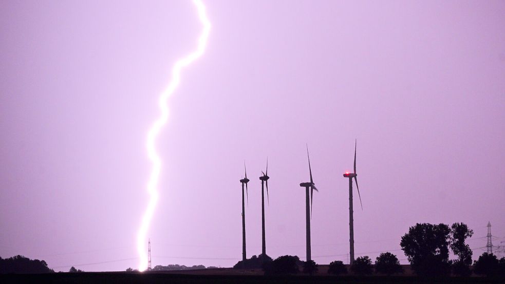 Blitz und Donner drohen auch in den kommenden Tagen in Norddeutschland. Foto: dpa