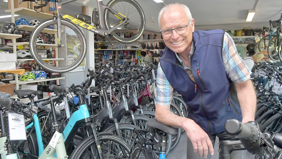 Seniorchef Theodor Erlenborn verkauft in seinem Zweiradfachgeschäft in Moormerland in erster Linie E-Bikes, die noch kein GPS-System haben. Die kann man aber mit der neuen Technik problemlos nachrüsten. Foto: Ortgies