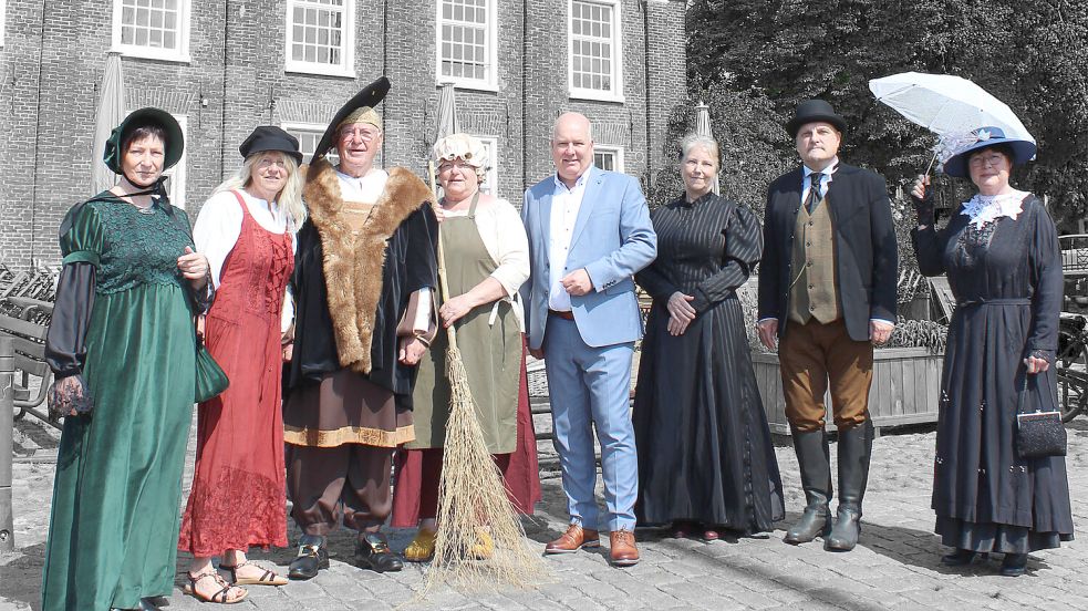 Beim Jubiläum „200 Jahre Stadtrechte“ stehen auch Führungen auf dem Programm, bei denen es um die Historie der Stadt Leer geht. Das Foto vor der Alten Waage am Handelshafen zeigt einige der Stadtführerinnen und Stadtführer mit Bürgermeister Claus-Peter Horst. Foto: Stadt Leer