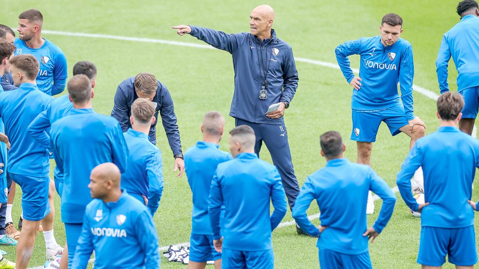 VfL-Cheftrainer Thomas Letsch hat schon etliche Übungseinheiten mit seiner Mannschaft abslviert. Nun folgt gegen Emden das erste Testspiel der Saisonvorbereitung. Foto: DPA