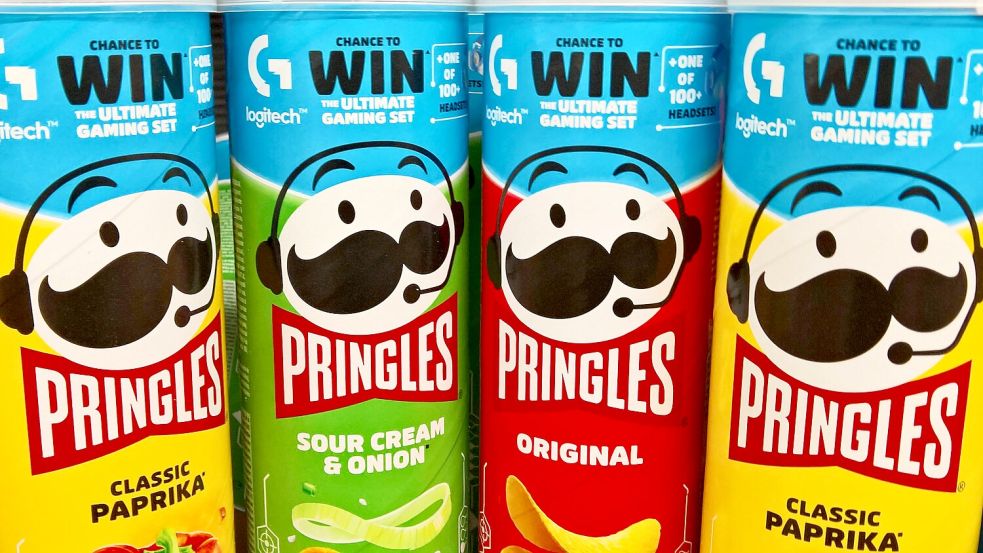 Anders als man die Verpackungen der Pringles-Chips kennt, sollen sie in russischen Supermärkten zu finden sein. Unter anderem ziere sie ein provokanter Slogan. Foto: IMAGO IMAGES/Manfred Segerer