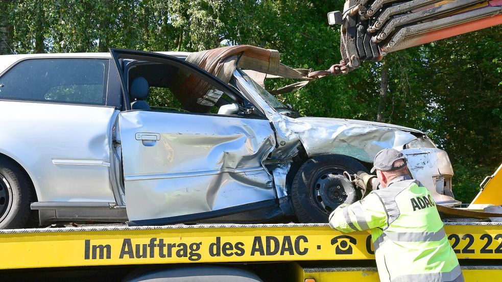 Nach einem Unfall bei Rechtsupweg mussten zwei Fahrzeuge abgeschleppt werden. Foto: Wagenaar