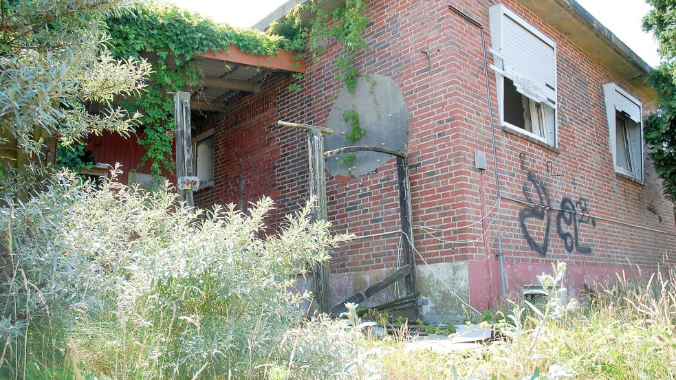 Kein schöner Anblick: das verwahrloste Haus an der Bahnstrecke zwischen Reede und Ort. Fotos: Ferber