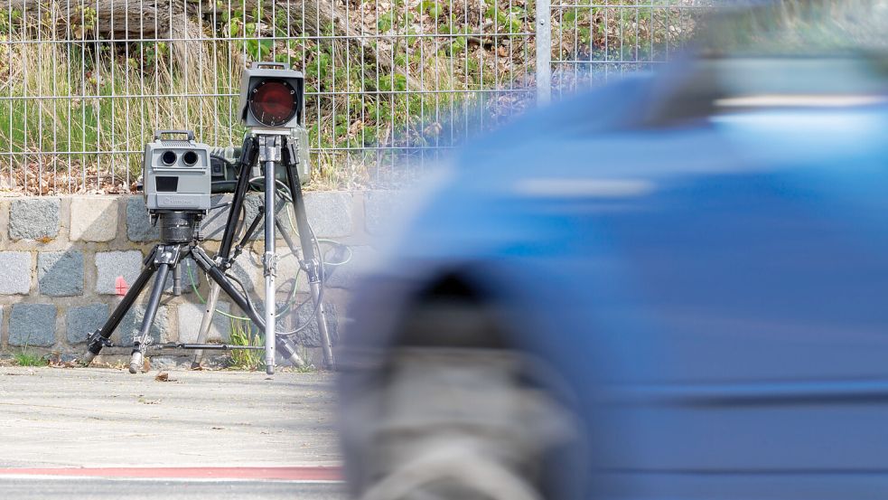 Vollmobile Blitzer wie auf dem Foto können täglich oder sogar stündlich den Standort wechseln und Raser erwischen. Symbolfoto: Daniel Karmann/dpa