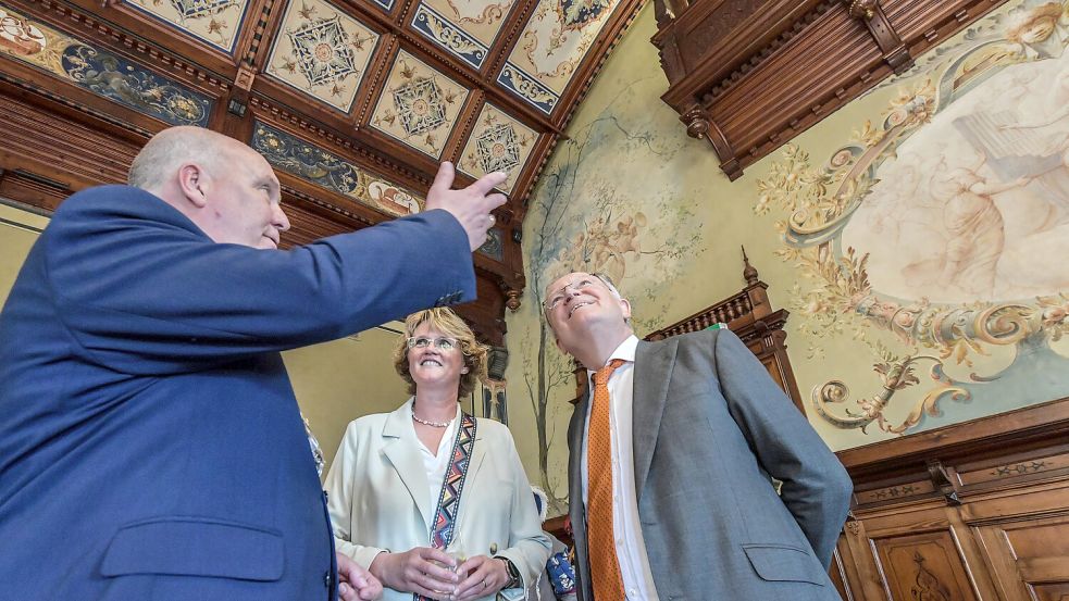 200 Jahre Stadtrechte feierten Bürgermeister Claus-Peter Horst (links), seine Frau Edith und Ministerpräsident Stephan Weil im Historischen Rathaus in Leer. Foto: Ortgies
