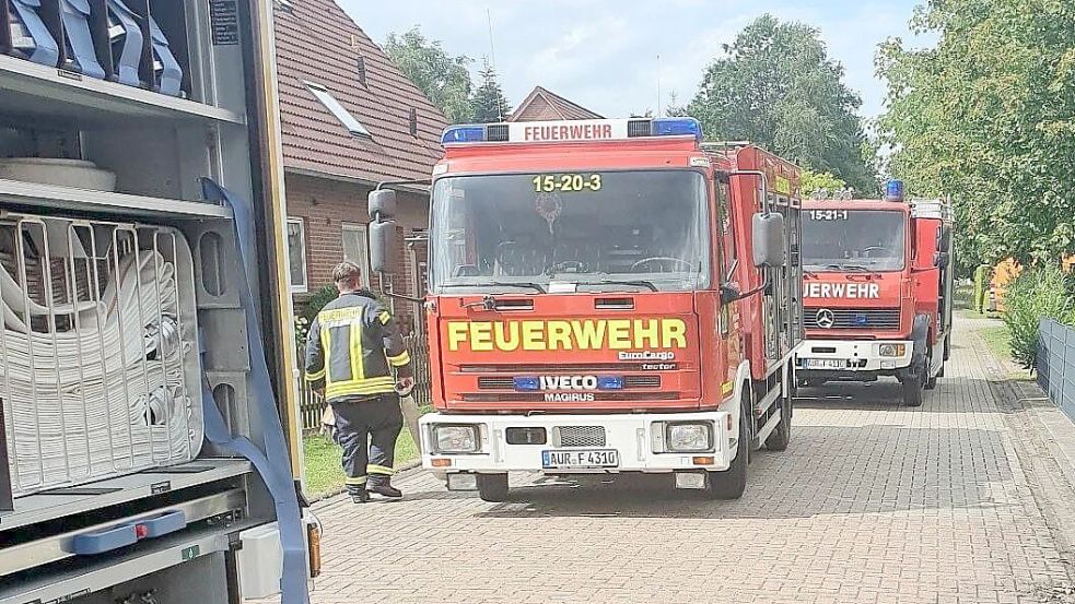 Die Feuerwehr war mit mehreren Fahrzeugen vor Ort. Foto: Joachim de Groot/Feuerwehr