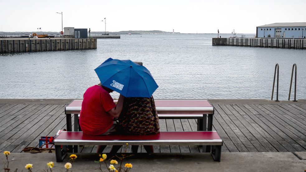 Regenschirm griffbereit war in den letzten Tagen auch am Hafen der Hochseeinsel Helgoland keine schlechte Idee. Foto: dpa