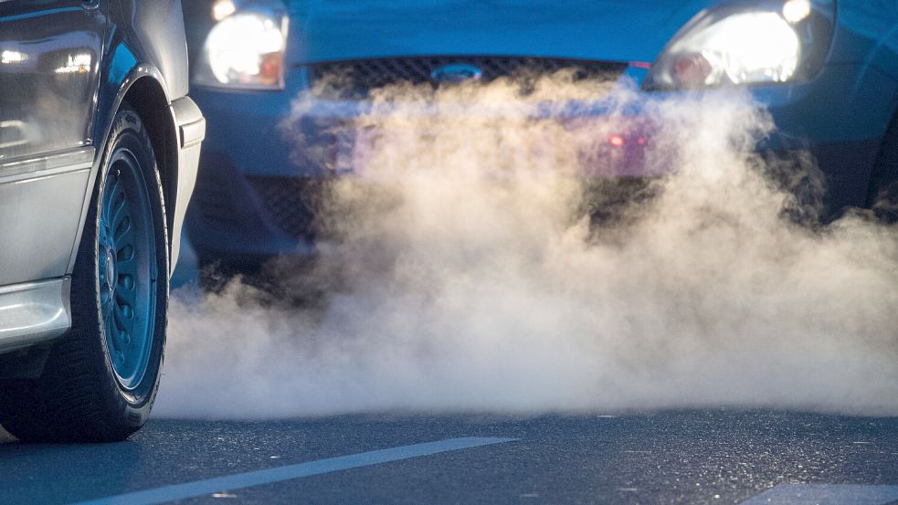 Kunden sollen vor Autokauf besser über Klimafolgen informiert werden. Dazu gehört der CO2-Ausstoß. Foto: Marijan Murat/dpa