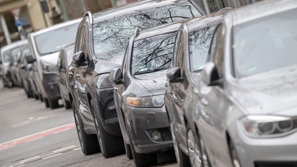 SUVs sind nicht nur in Paris beliebt, sondern auch in Deutschland. SUV-Fahrer müssen sich vielerorts auf steigende Parkgebühren einstellen. Foto: dpa/Sebastian Gollnow