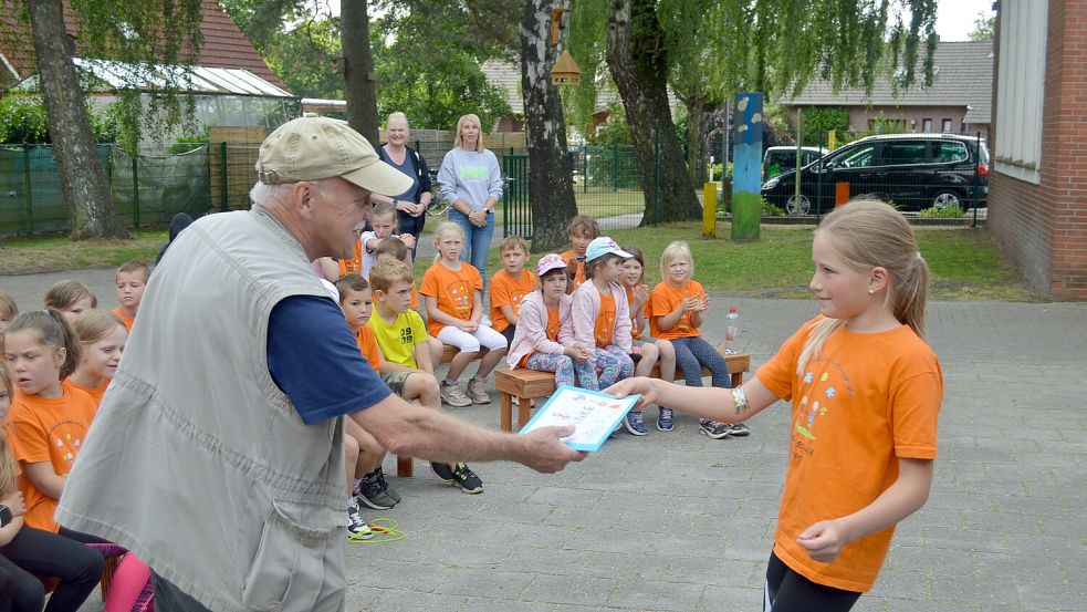 Stolz erhielten die Jungen und Mädchen ihre Urkunden für die erfolgreiche Teilnahme am Deutschen Sportabzeichen. Einigen Schülern fehlte die Disziplin Schwimmen. Sie erhielten trotzdem eine Urkunde für die erbrachten Leistungen. Foto: Weers